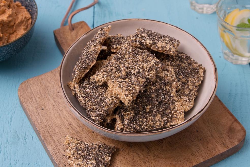 Quinoa-chiazaadcrackers met hartige dip