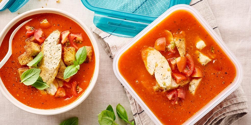Tomaten-paprikasoep met kip en croutons