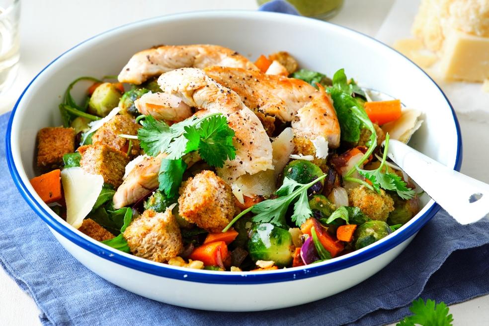 Panzanella met kalkoenreepjes