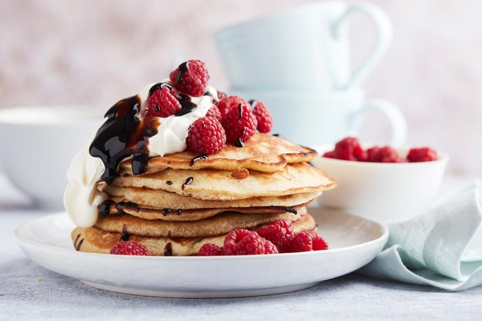 Luchtige pannenkoekjes met frambozen, zure room en balsamicocrème