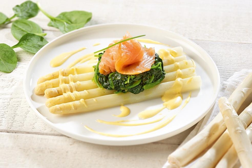 Asperges met gerookte zalm, spinazie en mousselinesaus