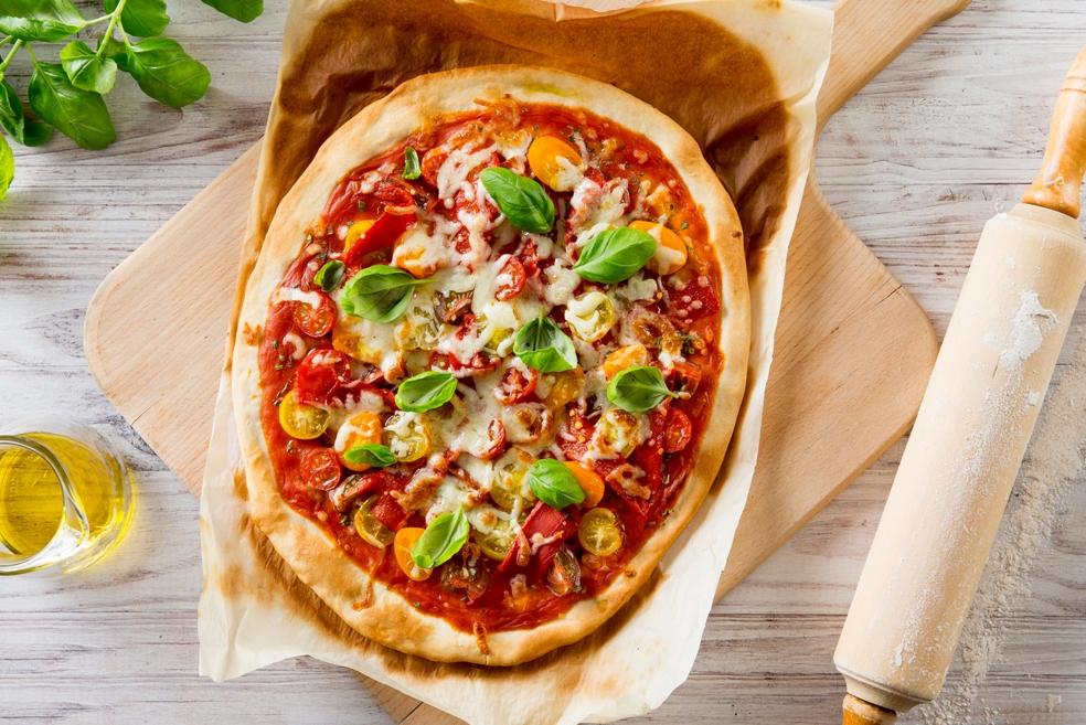 Pizza met paprika en kerstomaatjes