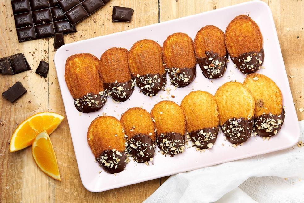 Sinaas-madeleintjes gedipt in chocolade