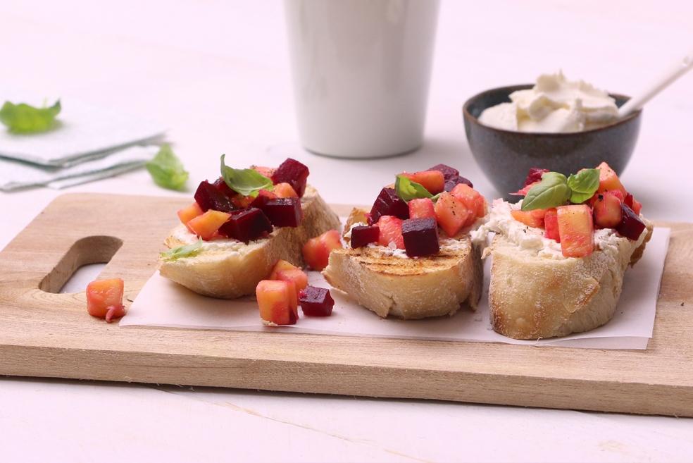 Bruschetta met rode biet en mango