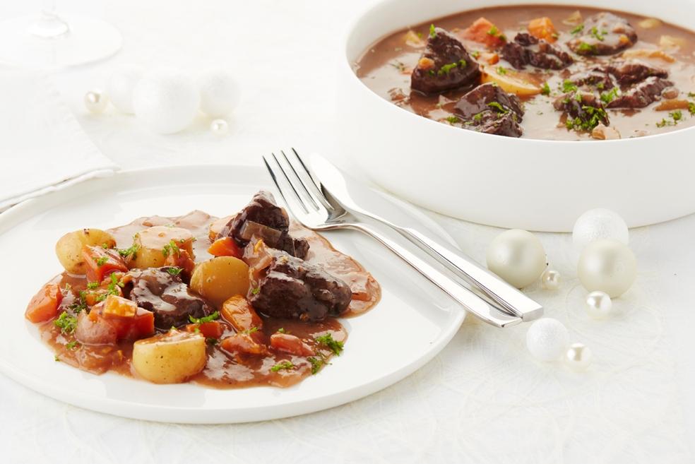 Everzwijnragout met zoete aardappelen en krieltjes