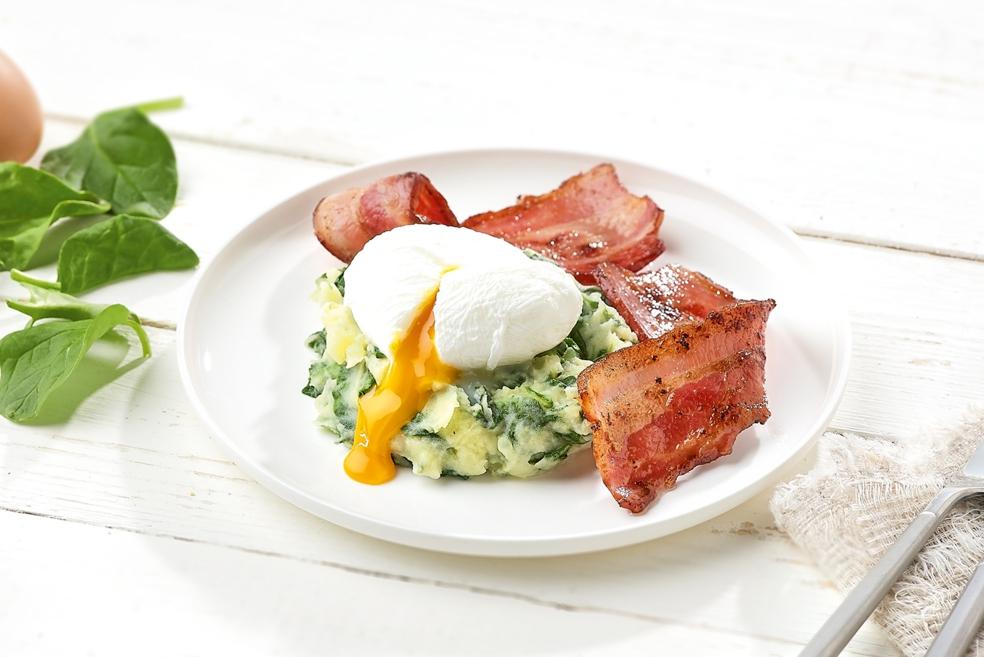 Spinaziepuree met gepocheerd eitje en gerookt spek