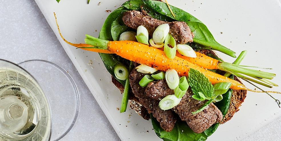 Toast met lamsvlees en worteltjes