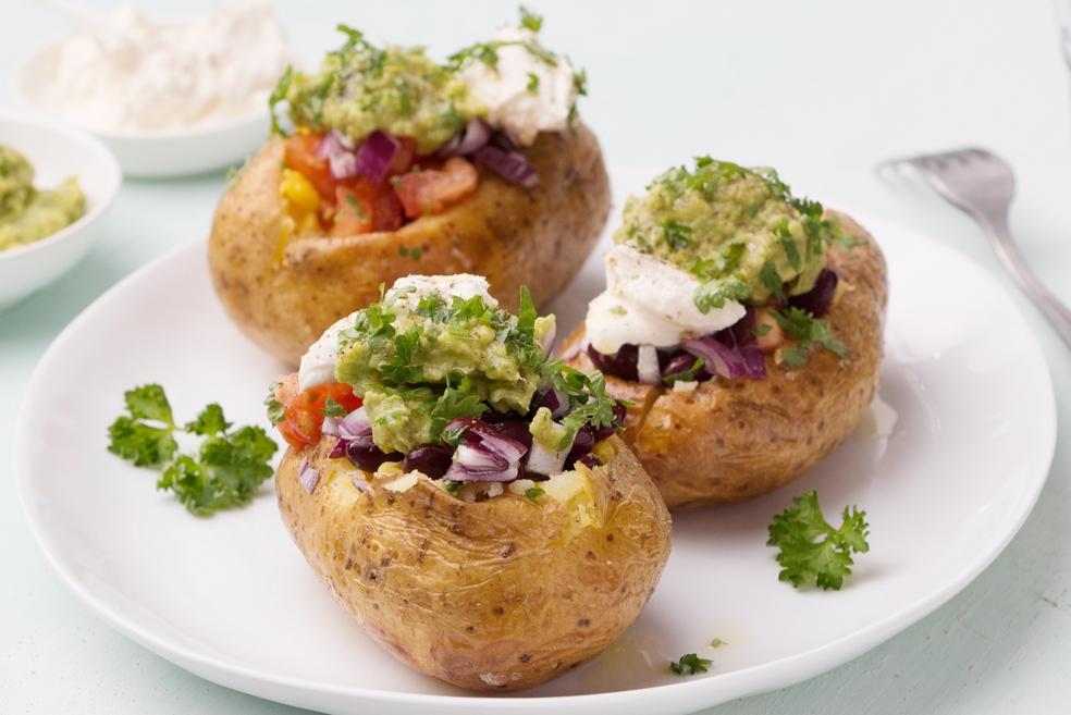 Gepofte aardappelen op z'n Mexicaans