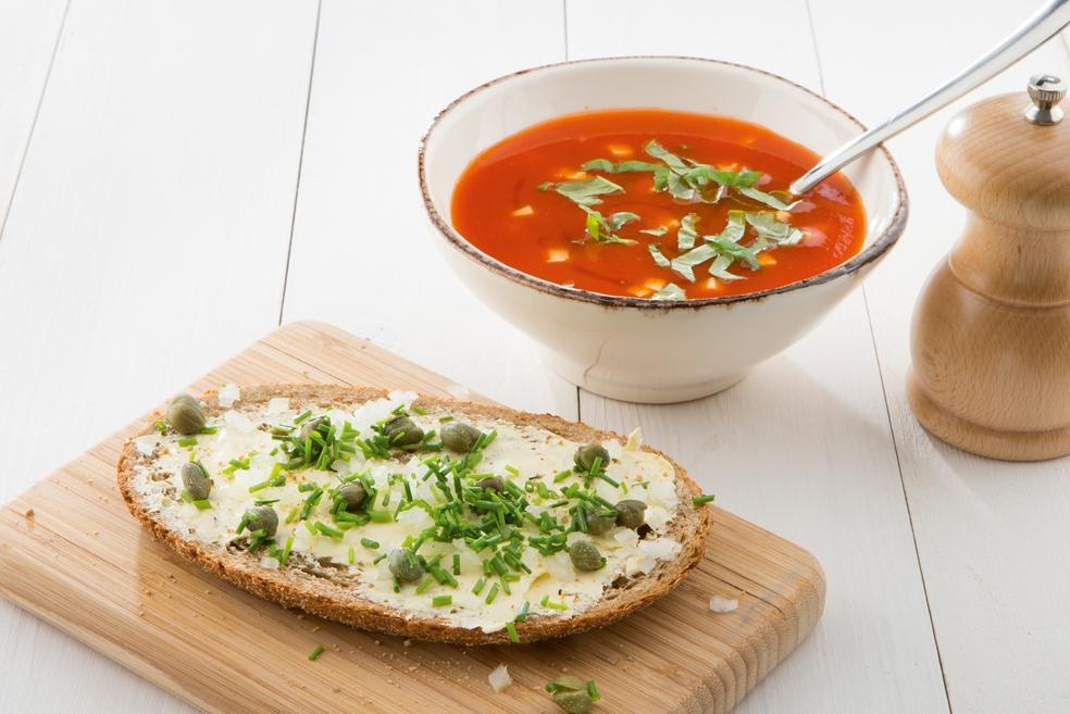 Tomatengroentesoep met feta en chilisaus