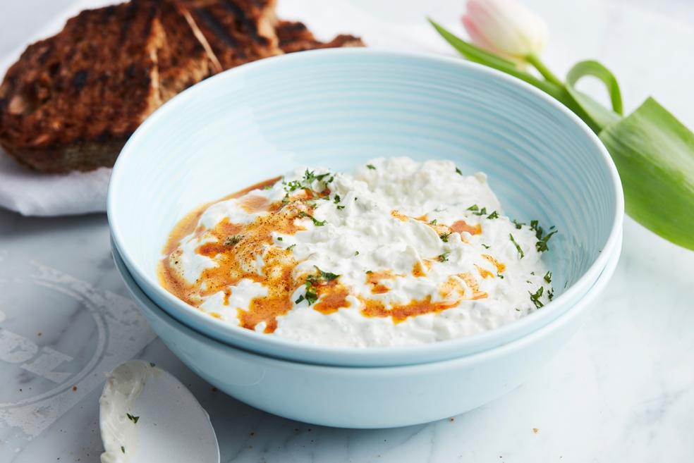 Komkommeryoghurt met paprikaboter