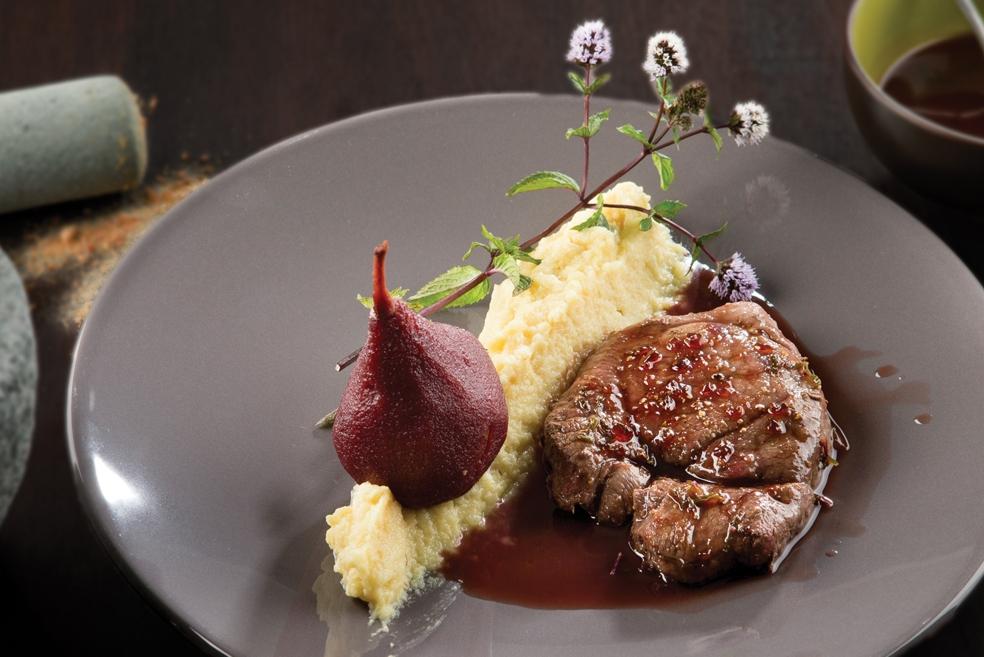 Everzwijnsteak met knolselderpuree en in witte wijn gekarameliseerde peertjes