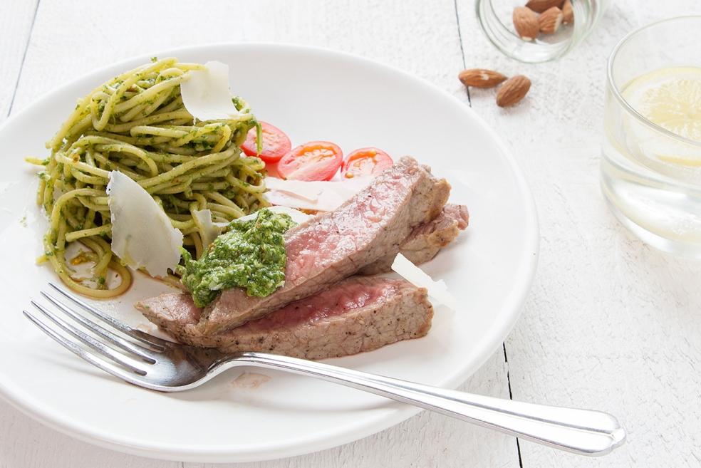 Gepelde steak alla Milanese met pesto