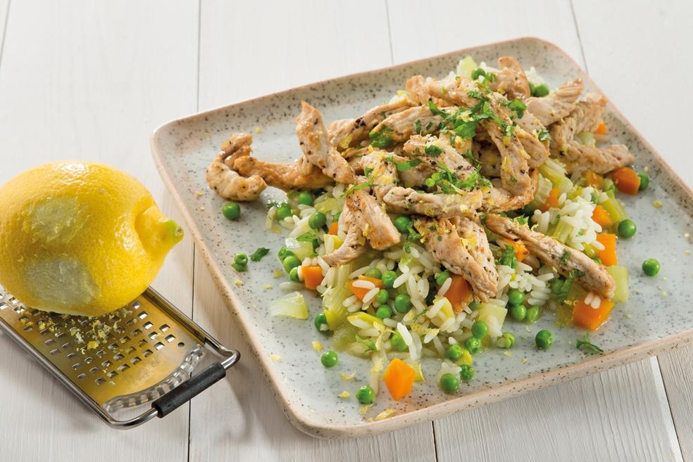 Rijst met groenten en kalkoenreepjes