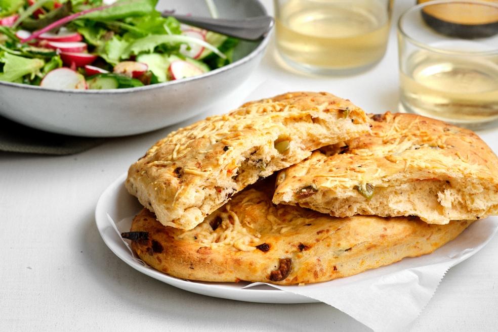 Fougasse met olijven en kaas