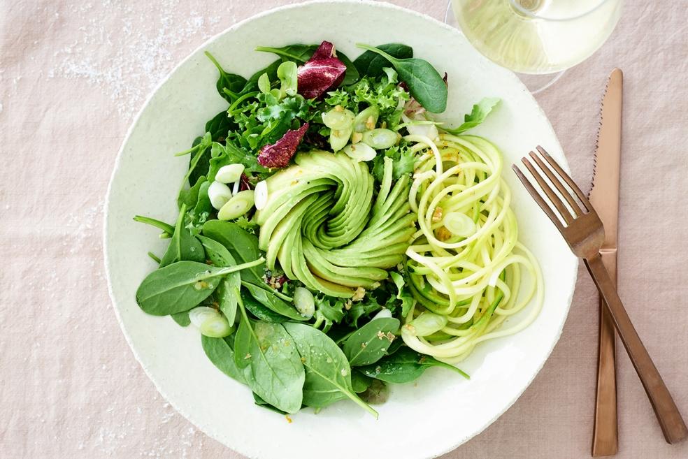 Groene salade met avocadoroos en walnotendressing