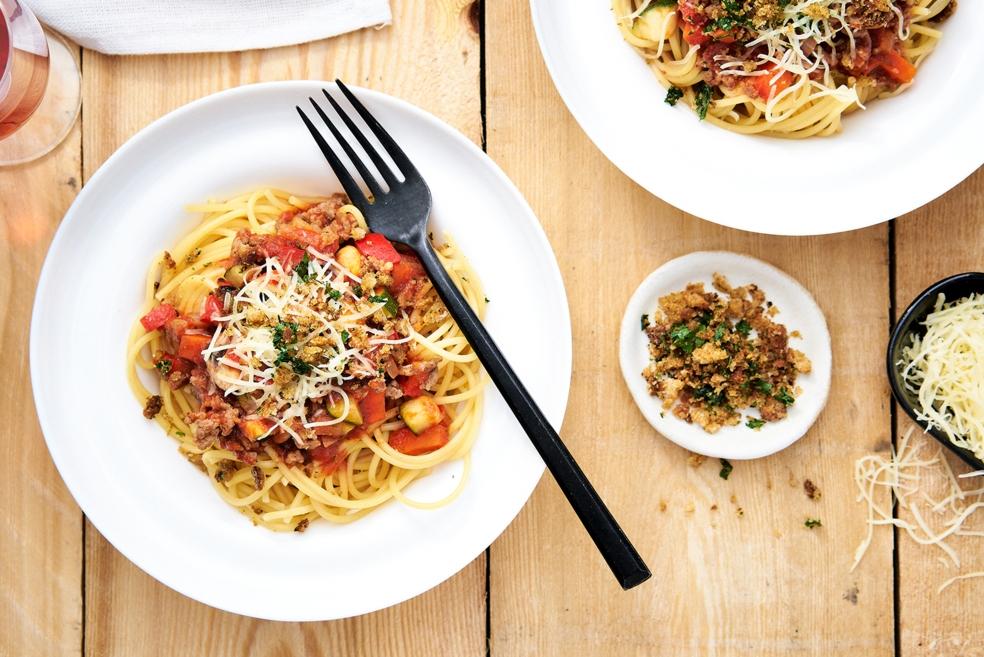Spaghetti bolognese met crunchy topping