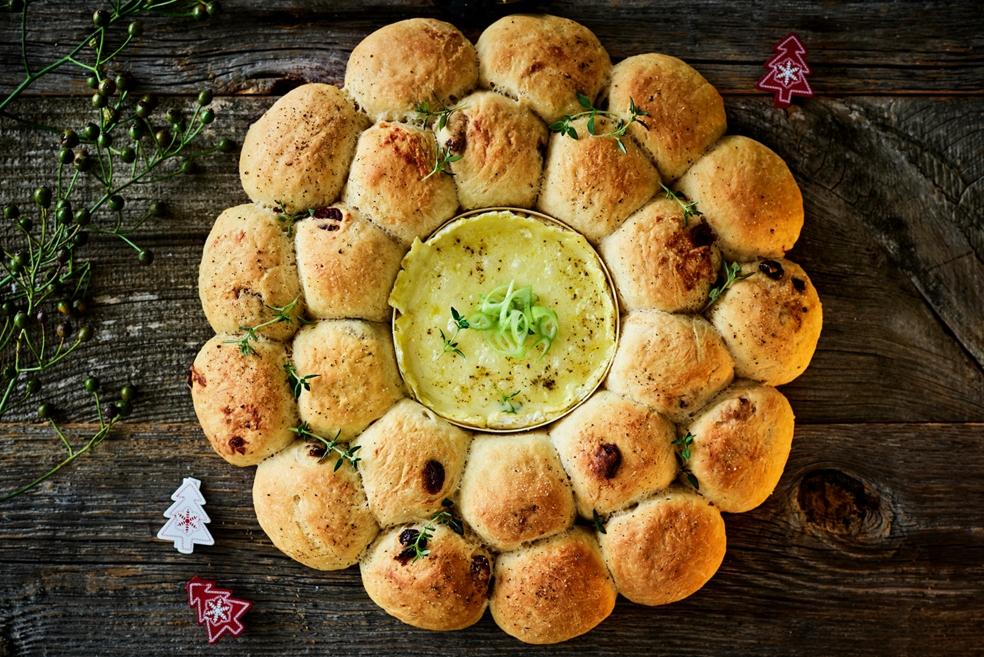 Feestelijke broodkrans met camembert uit de oven