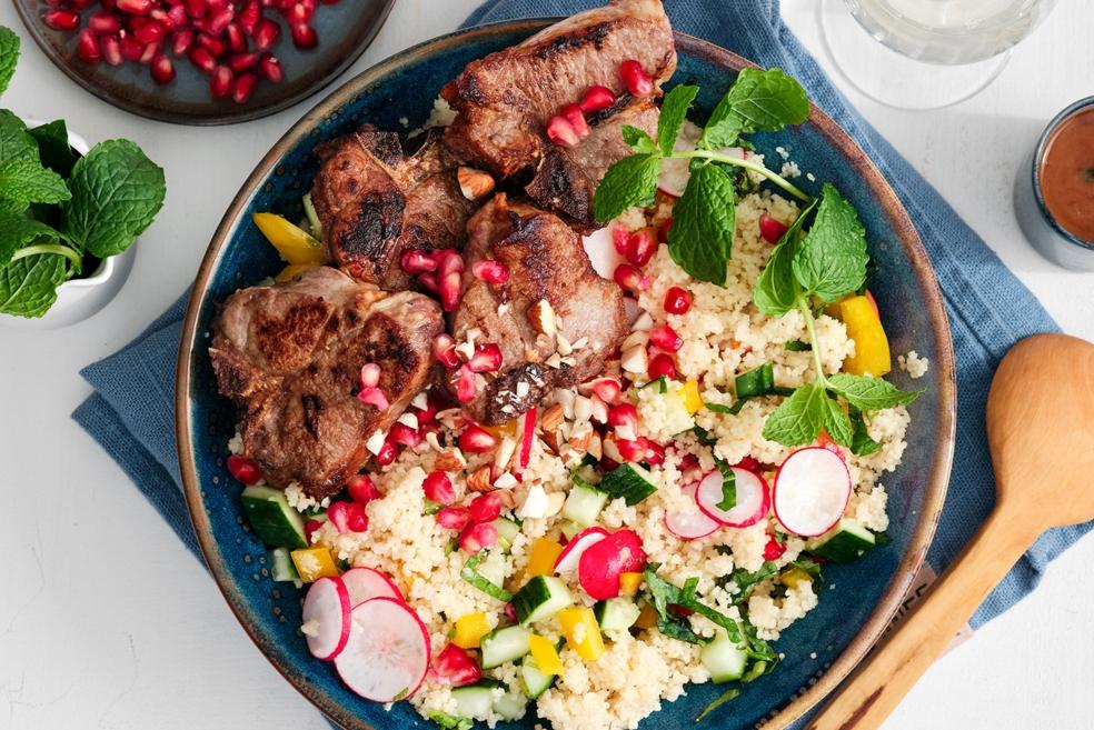 Zomerse couscoussalade met zoete lamskoteletjes en tijmsaus
