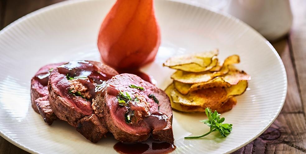 Hertenrollade gevuld met paté, gepocheerde peren, portosaus en aardappelchips