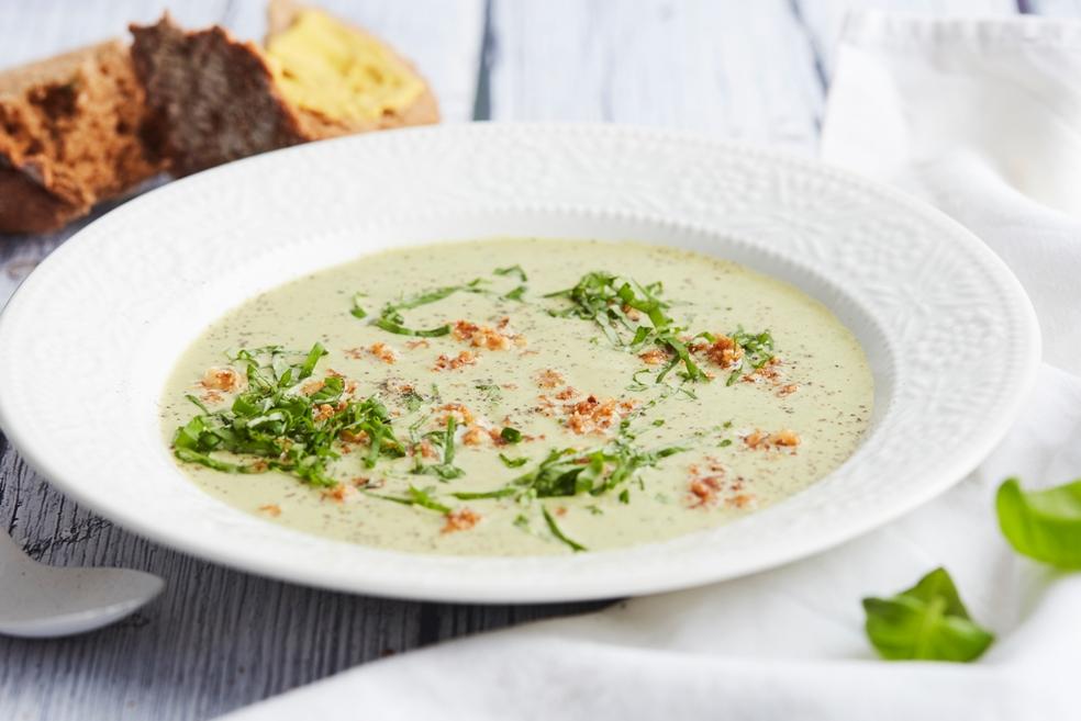 Erwtensoep met hazelnoten en basilicum