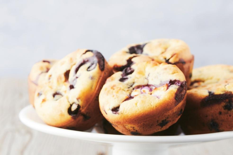 Muffins met blauwe bessen en geitenkaas