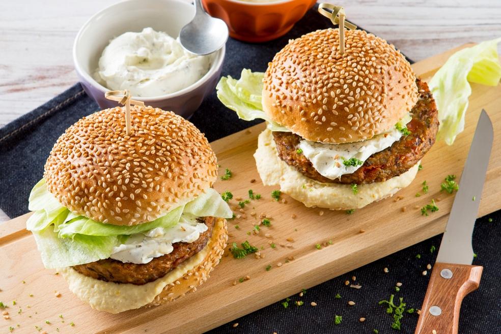 Linzen-wortelburgers met hummus