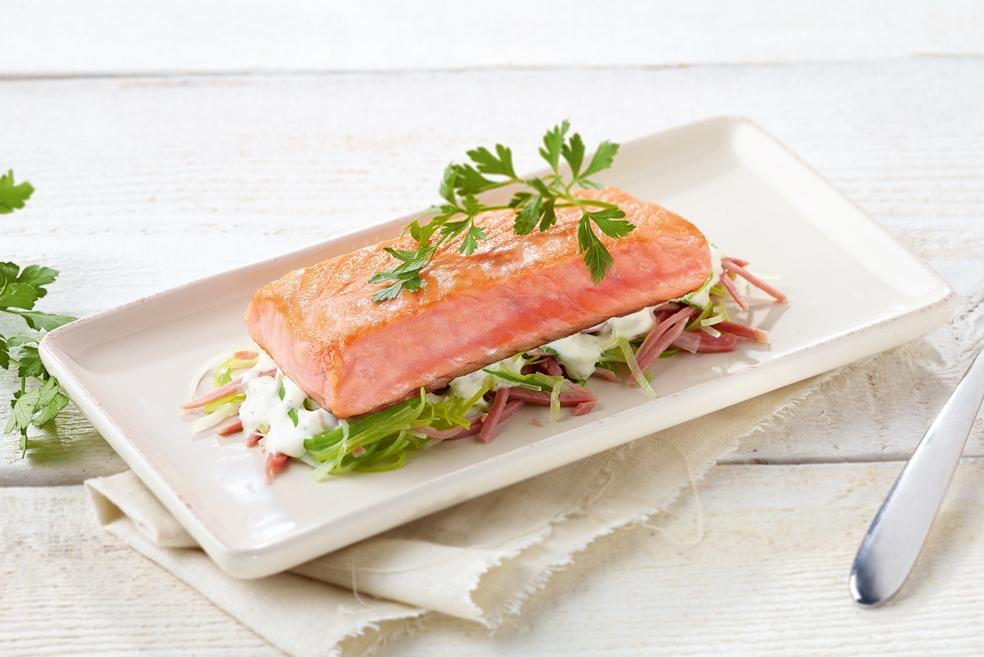 Zalmfilet gemarineerd in melk met ham en prei