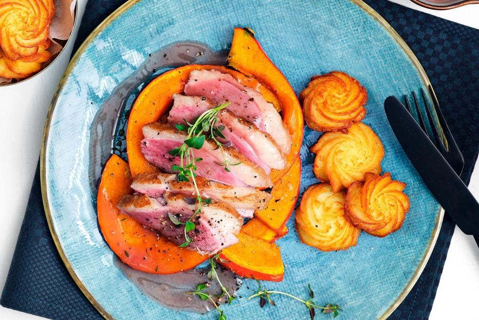 Eendenborstfilet met gegrilde pompoen, portosaus en pomme duchesse