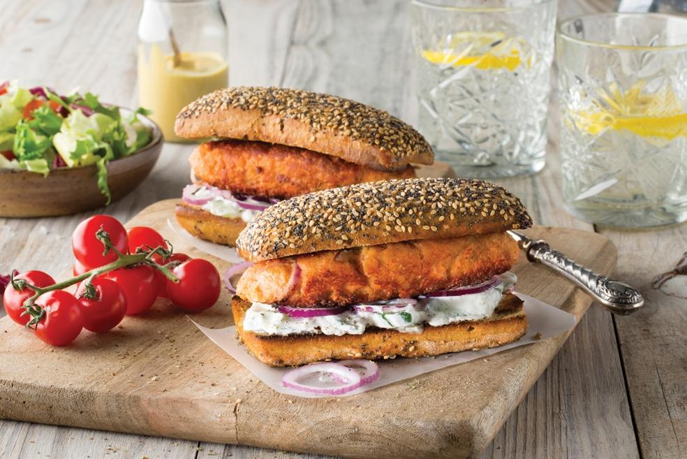 Zalmburger met komkommersalade in een broodje