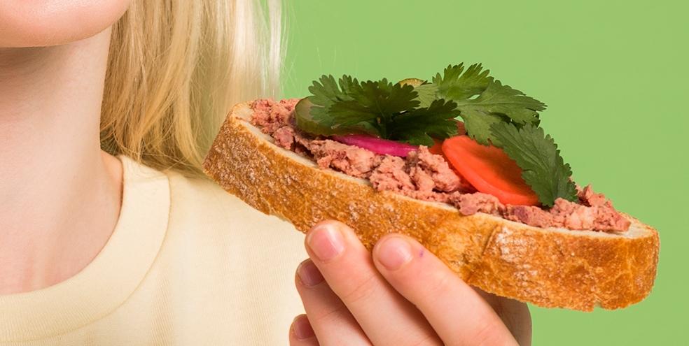 Toast met paaspaté, gepekelde groentjes en verse kruiden