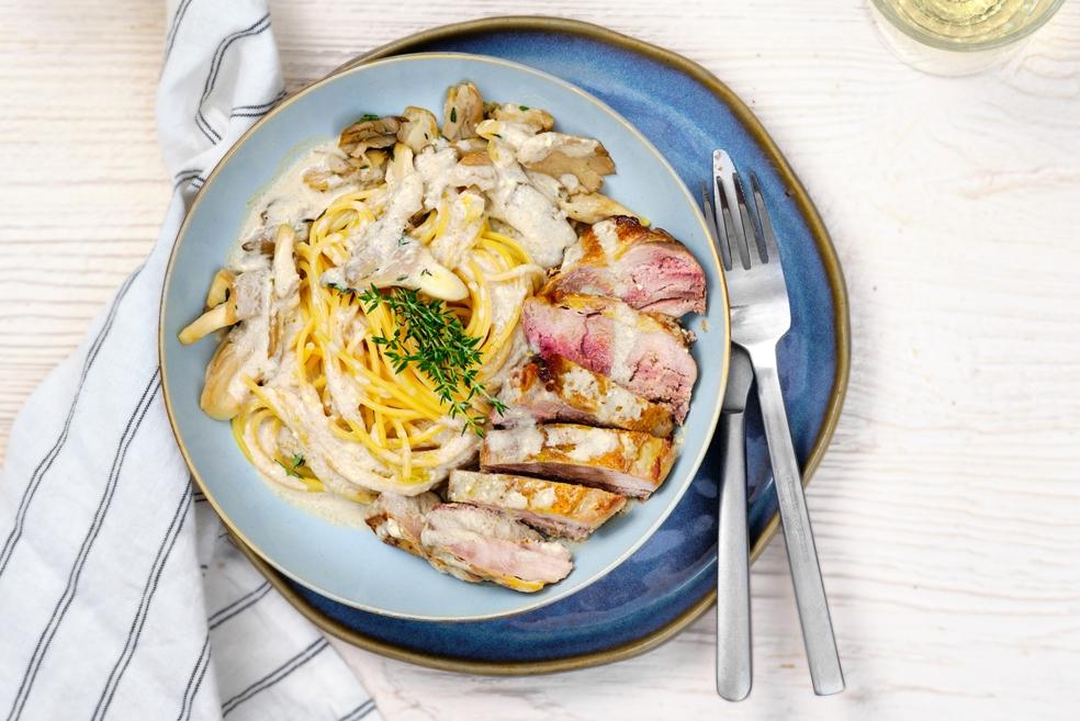 Krokante fazantfilet met pasta en romige champignonsaus