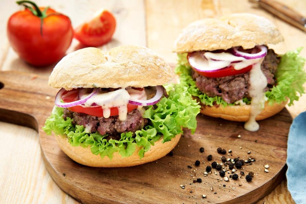 Homemade hamburger met zwartepepersaus