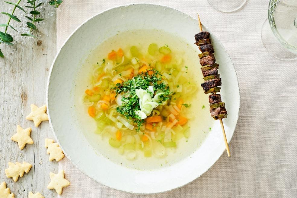 Heldere groentebouillon met een hinde-paprikaspiesje