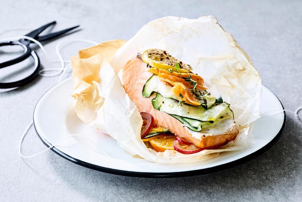 Gepocheerde zalm in papillot