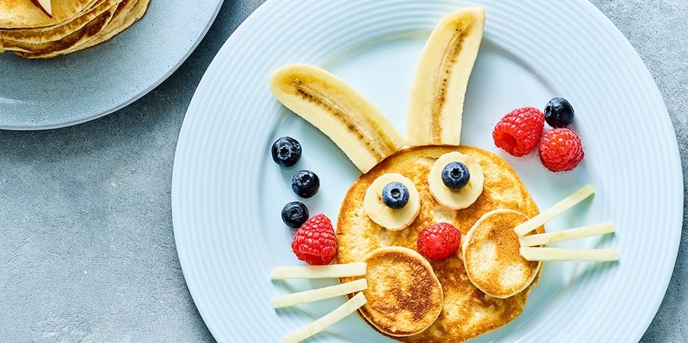 Paashaas pannenkoek met vers fruit