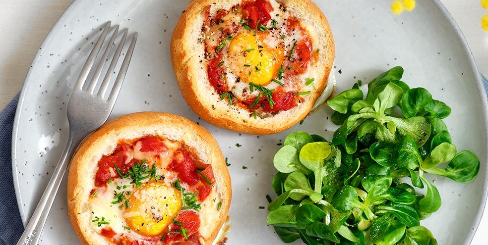 Gevulde broodjes met paprikasaus