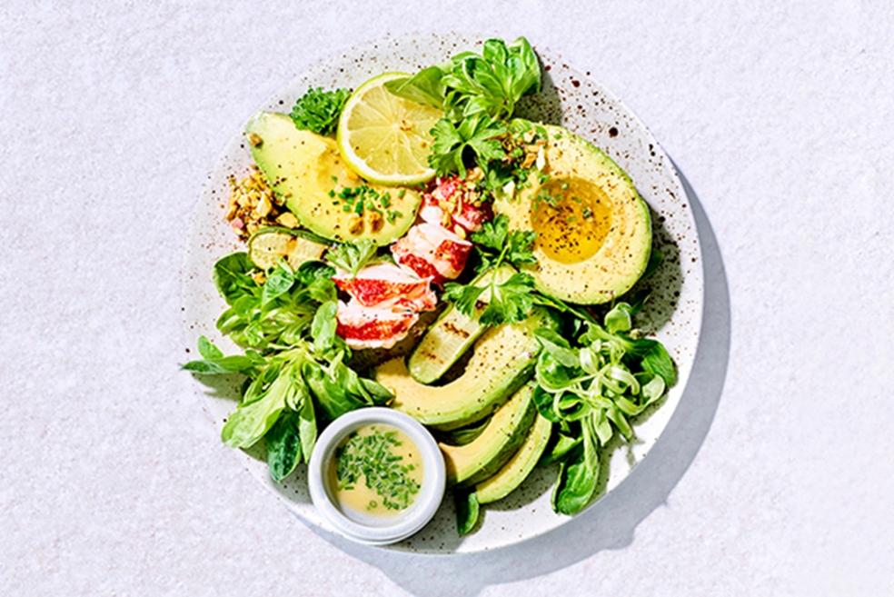 Kreeft met avocado, gegrilde komkommer en pistachenoten