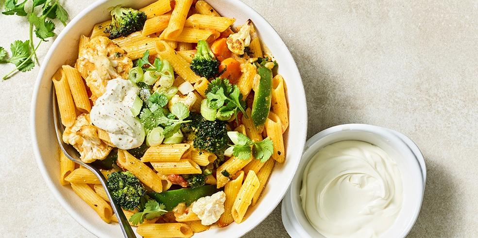 Groentecurry met pasta en zure room