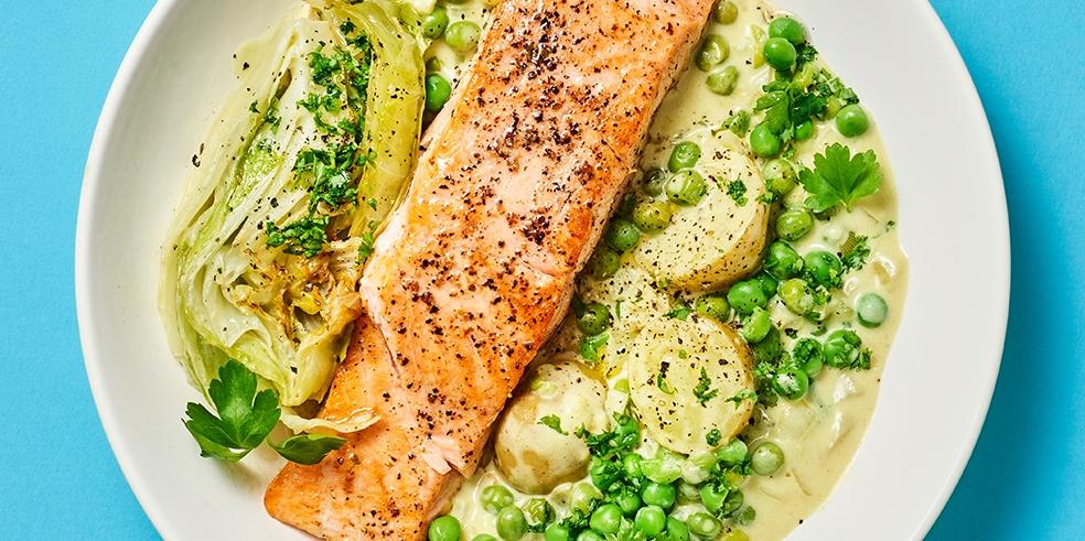 Gebakken zalmfilet met gestoofde ijsbergsla, erwtjes en krieltjes