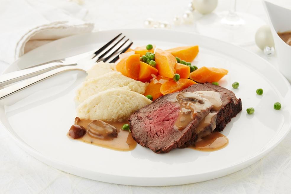 Rosbief met erwten, wortelen en champignonsaus