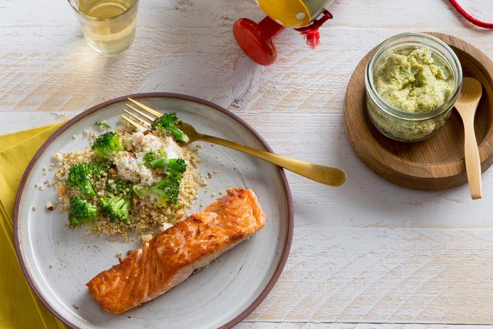 Quinoa met gebakken zalm, ricotta en broccoli