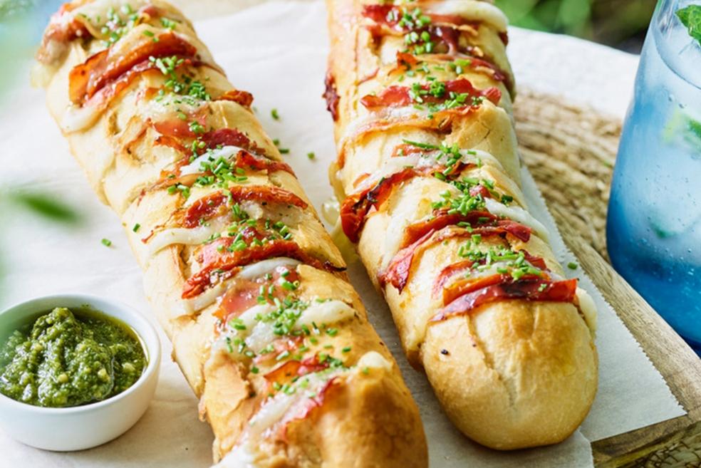 Gegrild stokbrood caprese met serranoham