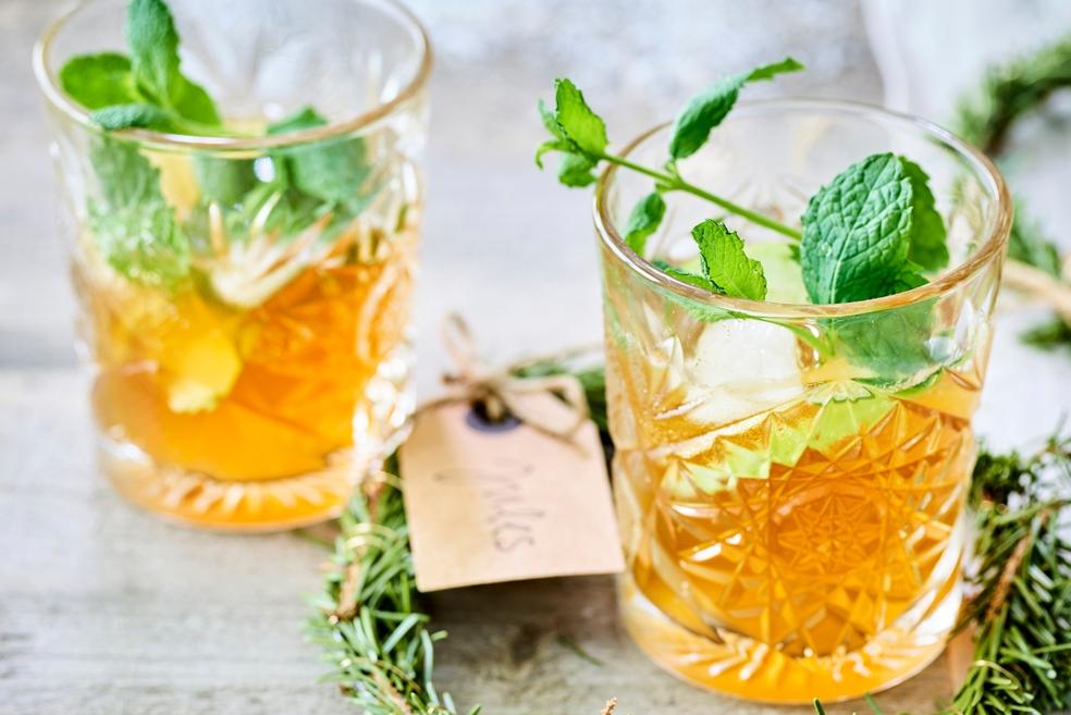 Appel-kaneel whiskey smash