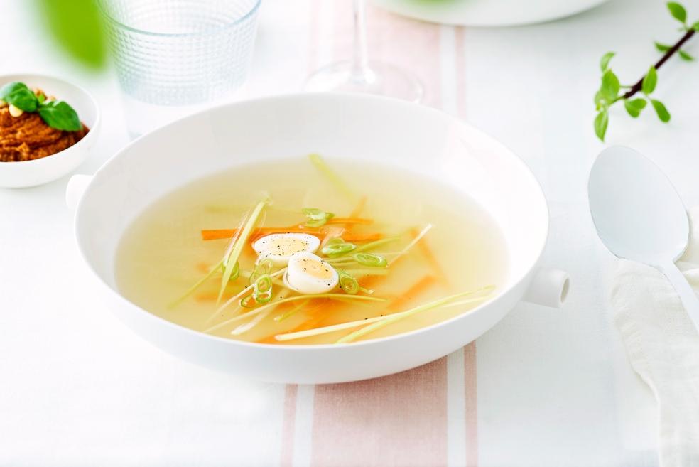 Consommé met pesto van zongedroogde tomaten en kwarteleitjes