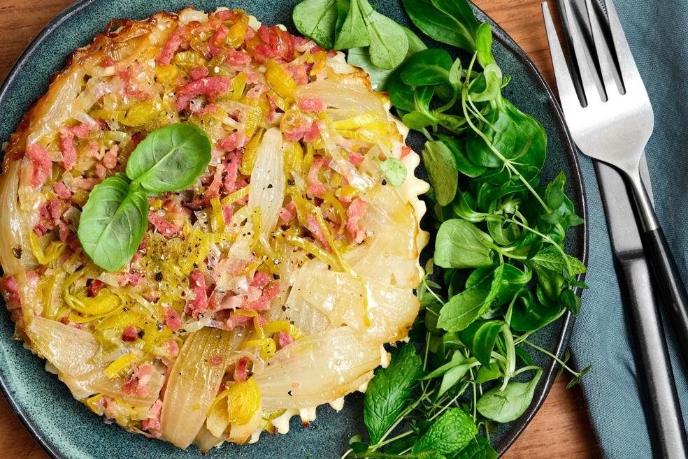 Tarte tatin van prei, ui en spekjes