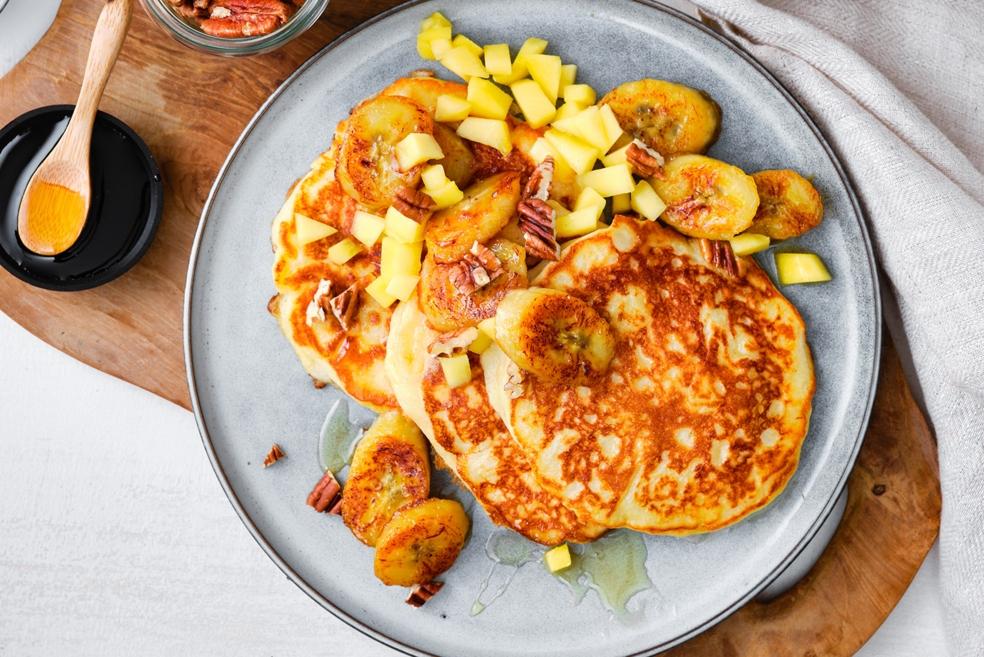 Plattekaaspannenkoekjes met gekarameliseerde banaan