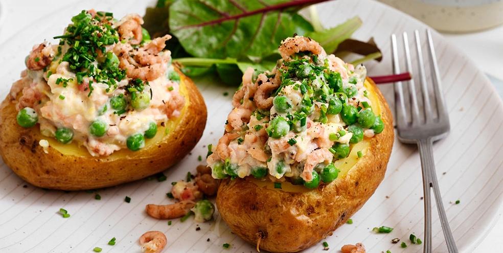 Gepofte aardappel met ei, garnalen en zalm