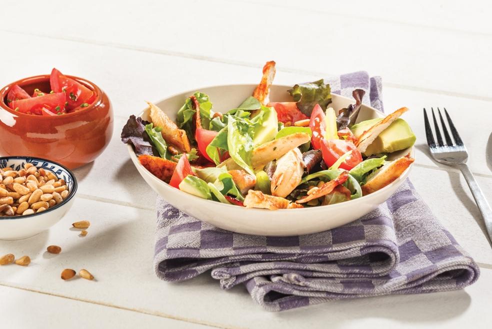 Zomerse salade van kip met spek en avocado