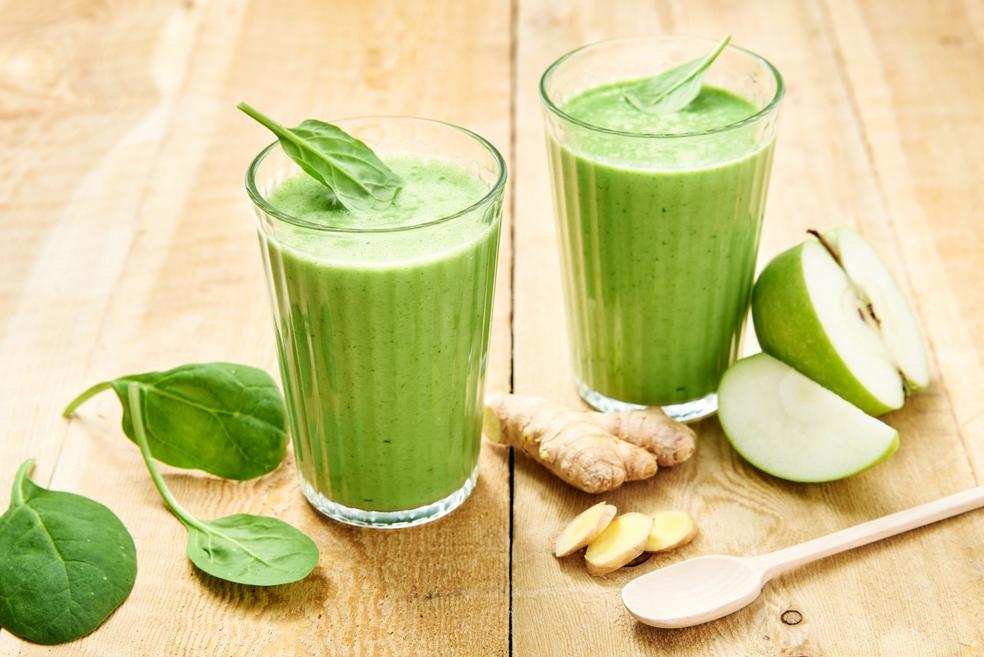 Smoothie van spinazie, banaan en kokoswater