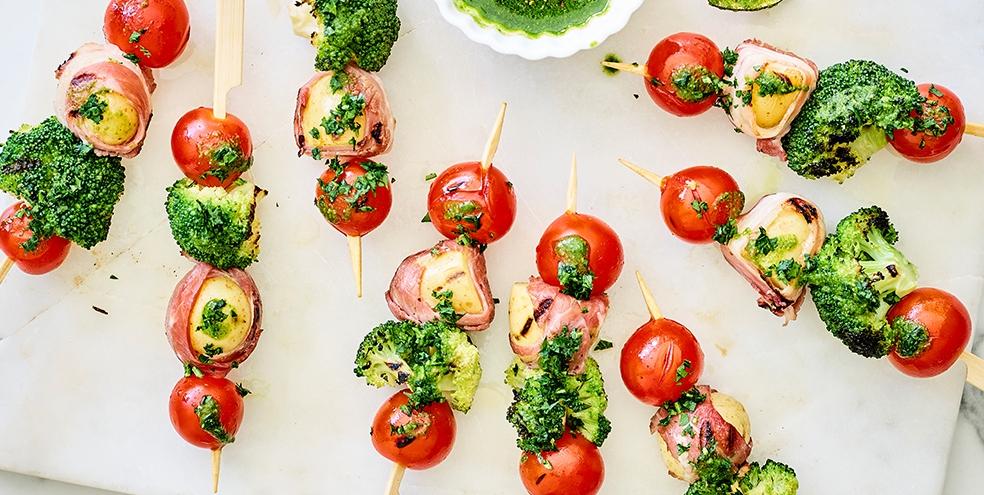 Spiesjes van krieltjes, broccoli, kerstomaatjes, spek & spinaziepesto